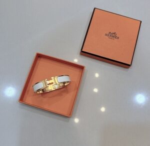 กำไล Hermes Clic H สีขาวทองพร้อมกล่องแบรนด์เนมครบชุด สภาพสวยหรู Money2Plus.com รับจำนำ Hermes รับซื้อเครื่องประดับแบรนด์เนม ให้ราคาสูง ปลอดภัย ได้เงินทันที ใกล้ฉัน สาขาพระราม4