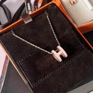 สร้อยคอ Hermès จี้ตัว H พร้อมกล่องและอุปกรณ์แบรนด์เนมหรู Money2Plus.com รับจำนำแบรนด์เนม รับซื้อ ให้ราคาสูง ปลอดภัย บางรัก