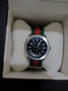 นาฬิกา Gucci หน้าปัดสีดำพร้อมสายผ้าลายเขียวแดงในกล่องหรู Money2Plus.com รับจำนำนาฬิกา รับซื้อ ให้ราคาสูง ปลอดภัย บางรัก