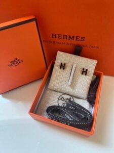 กระเป๋าสตางค์และเข็มขัด Hermès พร้อมกล่องแบรนด์เนมหรูครบชุด Money2Plus.com รับจำนำแบรนด์เนม รับซื้อ ให้ราคาสูง ปลอดภัย เจริญกรุง