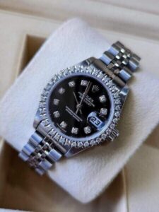 นาฬิกา Rolex หน้าปัดดำประดับเพชรรอบขอบพร้อมสายสแตนเลส Money2Plus.com รับจำนำนาฬิกา รับซื้อ ให้ราคาสูง ปลอดภัย พระราม4