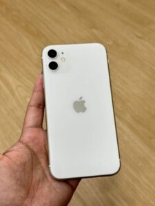 มือถือ iPhone สีขาวด้านหลังตัวเครื่องพร้อมโลโก้ Apple Money2Plus.com รับจำนำไอโฟน รับซื้อ ให้ราคาสูง ได้เงินทันที วัชรพล