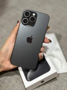 Sitemap แผนผังเว็บไซต์ 23 iPhone Pro สีดำไทเทเนียมพร้อมชุดกล้องสามเลนส์ ถืออยู่ในมือผู้ใช้ Money2Plus.com รับจำนำ iPhone Pro รับซื้อ ให้ราคาสูง ปลอดภัย ได้เงินทันที มีสาขาใกล้บางแค